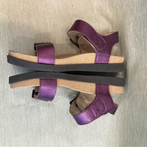REVITALIGN Sz 8  Excursion Sugar Plum Metallic Velcro Closure Comfort Sandals - Picture 5 of 11